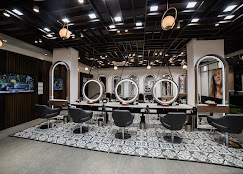 Styling floor with round lit mirrors